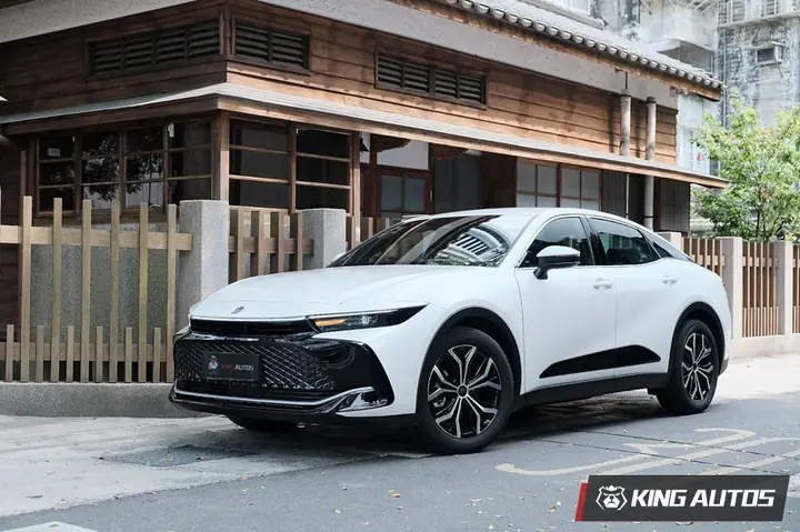 Toyota Crown – Tất Cả Những Điều Bạn Cần Biết Về Dòng Sedan Sang Trọng Của Toyota
