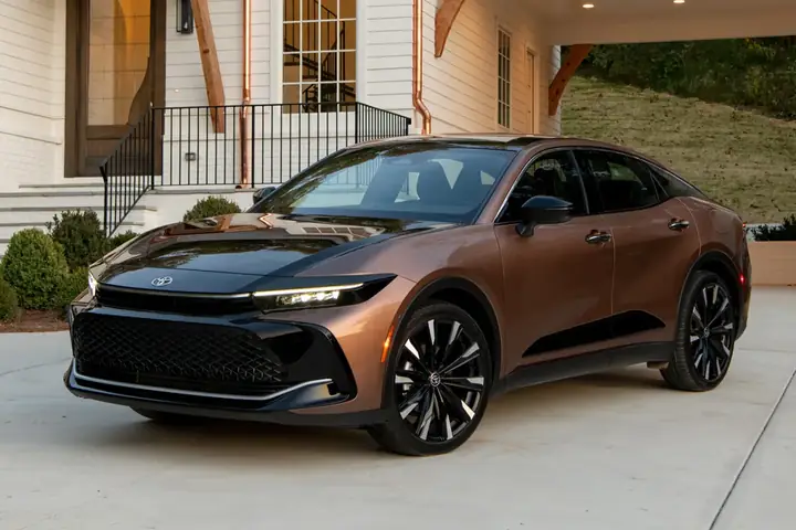 Toyota Hybrid Crown: Đánh Giá Toàn Diện Và Những Điều Cần Biết Khi Sở Hữu