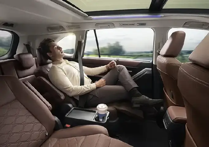 Toyota Inside Car: Khám Phá Những Điểm Nổi Bật Trong Nội Thất Xe Toyota Hiện Đại