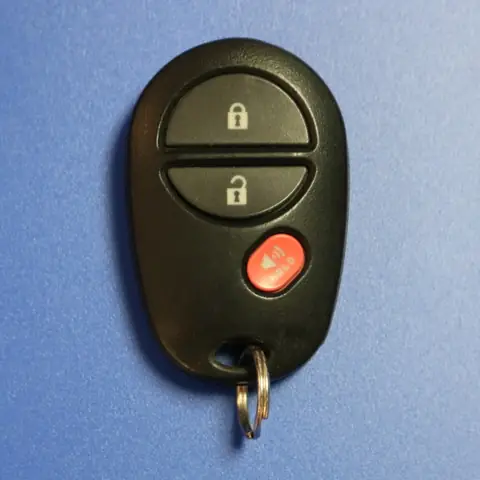 Toyota Key Fob: Hướng Dẫn Toàn Diện Về Chức Năng, Thay Thế & Lập Trình