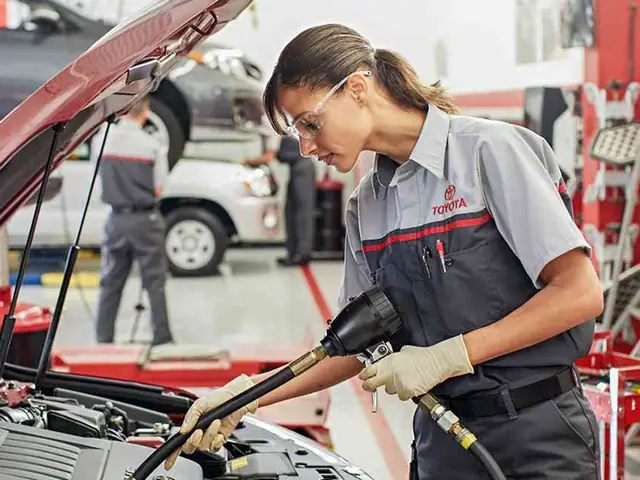 Toyota Oil Change: Hướng Dẫn Chi Tiết Đổi Dầu Cho Xe Toyota Toyota Oil Change: Hướng Dẫn Chi Tiết Đổi Dầu Cho Xe Toyota