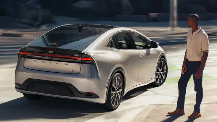 Toyota Prius: Tổng Quan Về Xe Hybrid Hàng Đầu Và Những Gì Bạn Cần Biết
