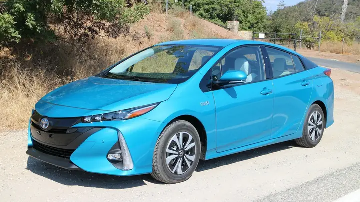 Toyota Prius: Tổng Quan Về Xe Hybrid Hàng Đầu Và Những Gì Bạn Cần Biết