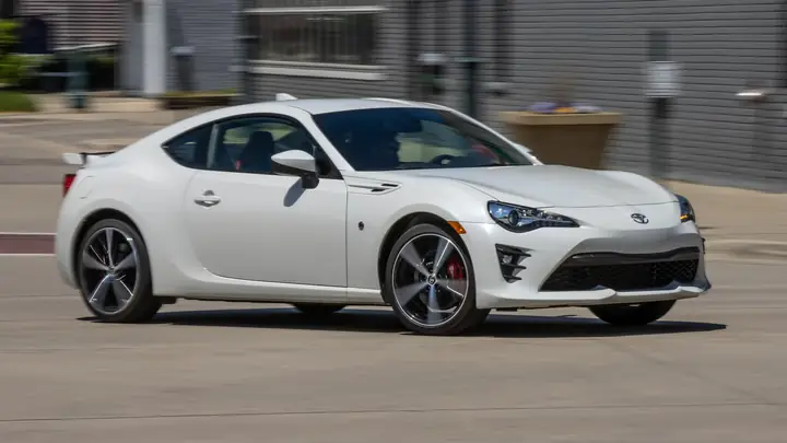 Toyota R86: Đánh Giá Toàn Diện Và Những Điều Cần Biết Khi Chọn Mua