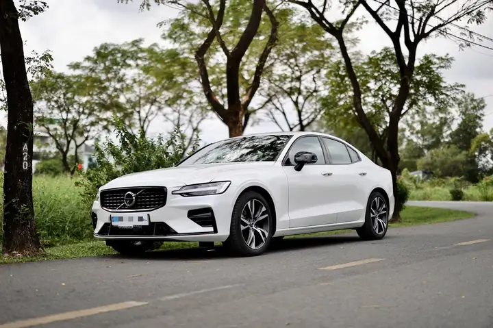 Toyota Volvo: So Sánh Chi Tiết Các Dòng Xe Và Công Nghệ An Toàn Toyota Volvo: So Sánh Chi Tiết Các Dòng Xe Và Công Nghệ An Toàn