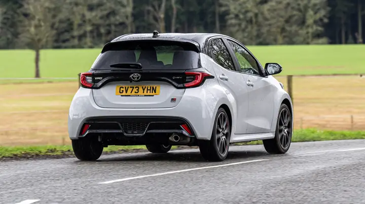 Toyota Yaris Review – Đánh Giá Chi Tiết, Ưu Nhược Điểm Và So Sánh Thực Tế