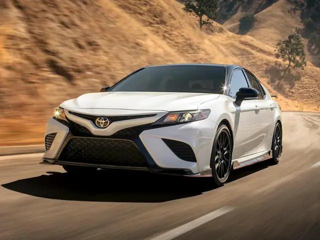 White Toyota Camry – Tất Cả Những Điều Bạn Cần Biết Về Mẫu Sedan Trắng Tinh Khiết