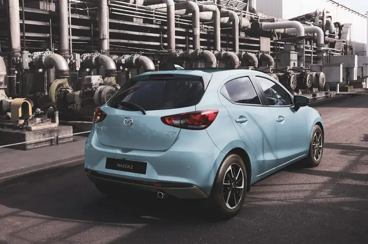Tại Sao Mazda 2 Hatchback Lại Đắt Hơn Phiên Bản Sedan? Phân Tích Chuyên Sâu