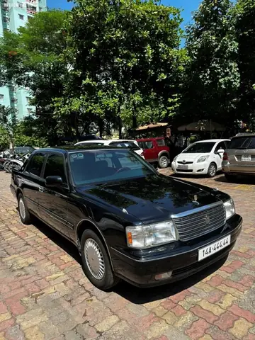 Xe Toyota Crown: Tổng Quan Chi Tiết Về Mẫu Sedan Hạng Sang Của Toyota