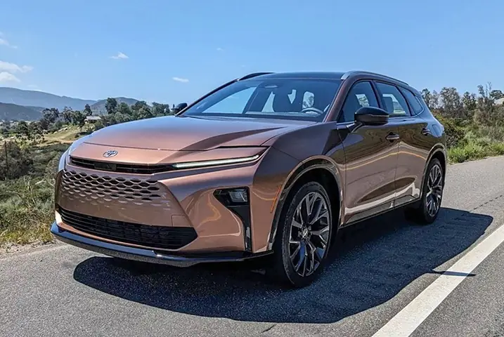 Xe Toyota Crown: Tổng Quan Chi Tiết Về Mẫu Sedan Hạng Sang Của Toyota