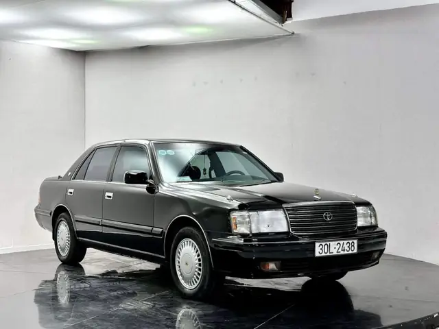 Xe Toyota Crown: Tổng Quan Chi Tiết Về Mẫu Sedan Hạng Sang Của Toyota