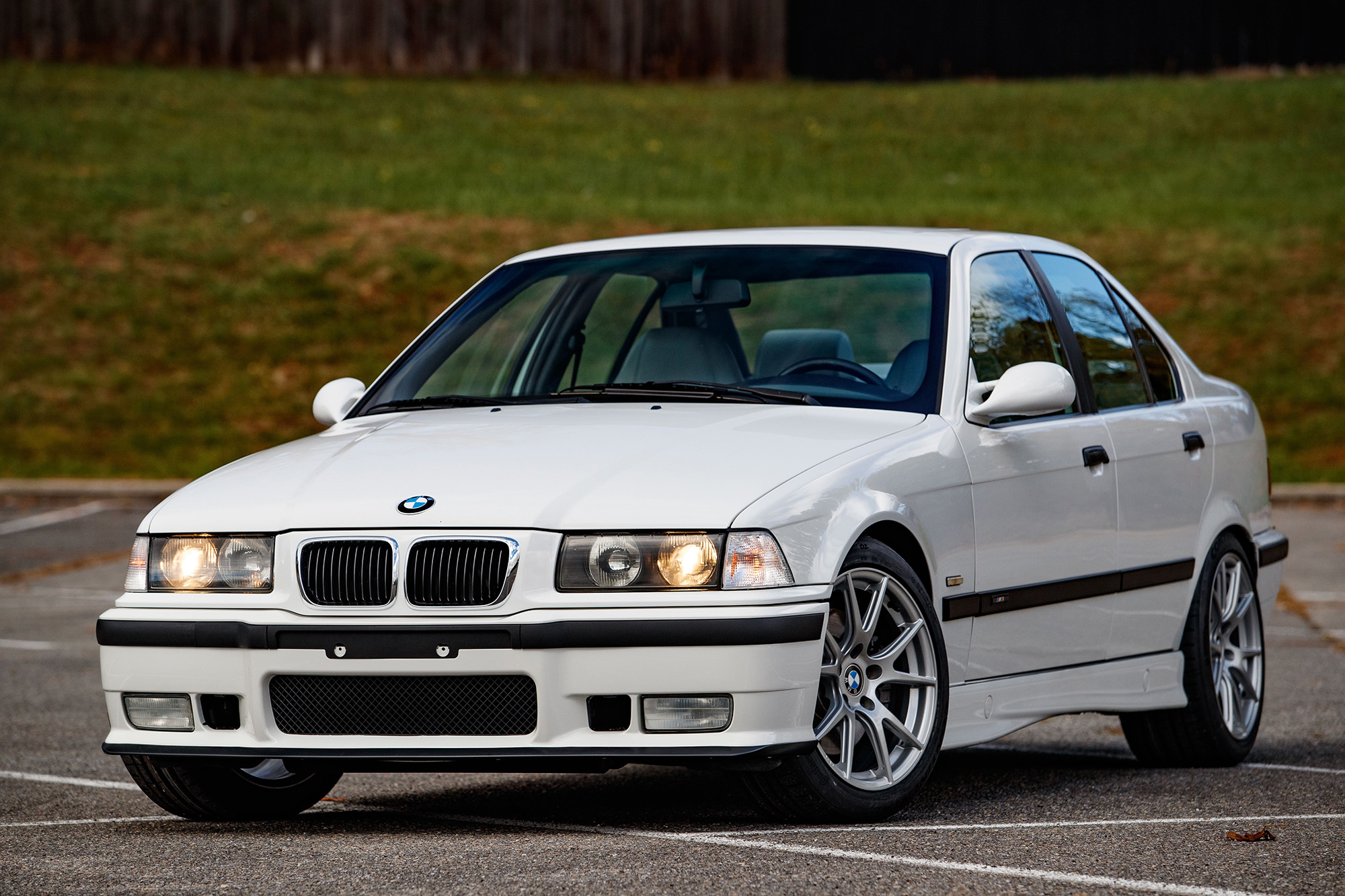 BMW 5 E36: Huyền Thoại Sedan Hạng Sang Định Nghĩa Lại Chuẩn Mực Xe Đức 1 bmw 5 e36 - Hình 4