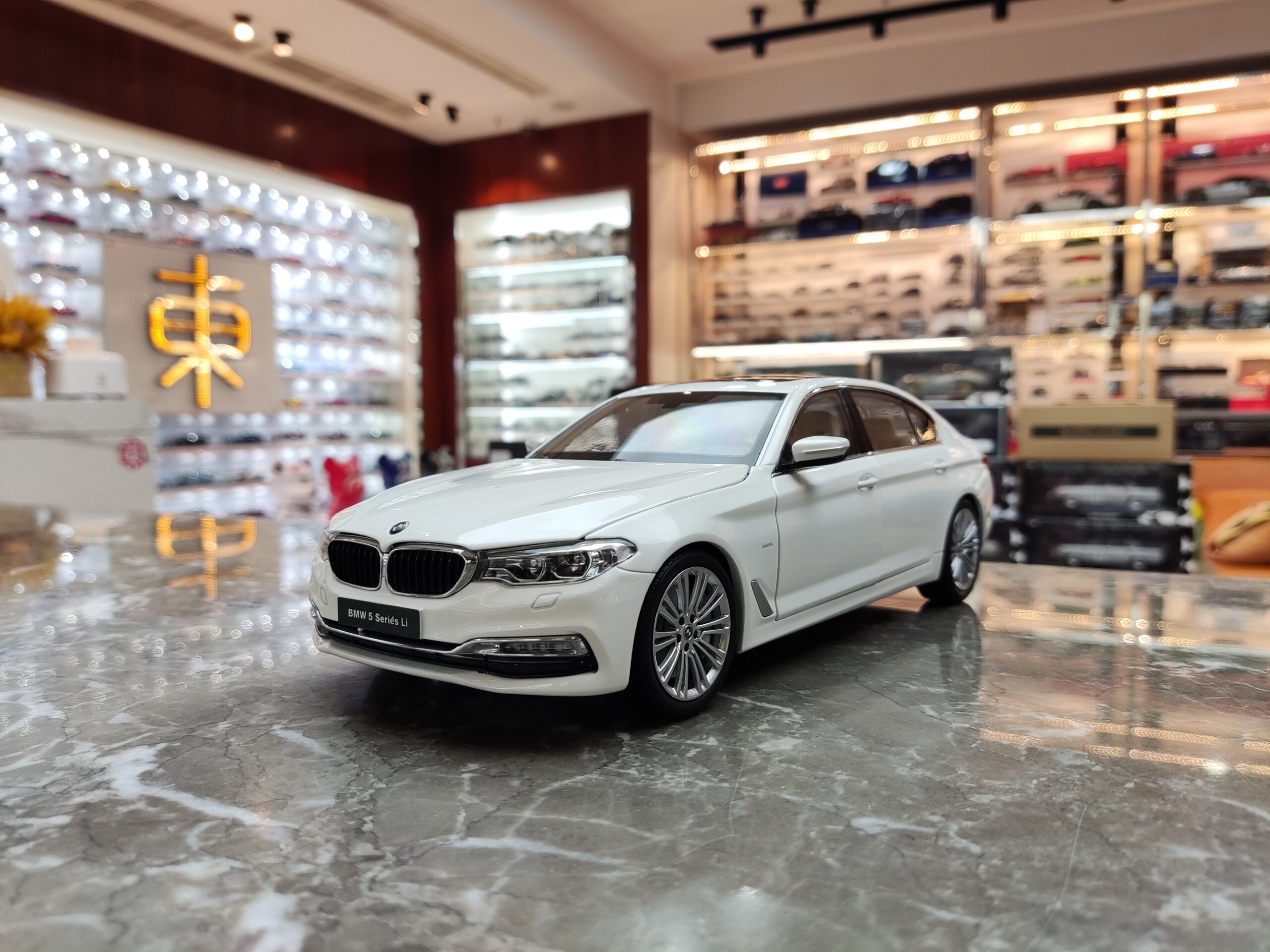 BMW 5 Series 1 18: Giải Mã Chi Tiết Về Dòng Xe Huyền Thoại Và Thông Số Kỹ Thuật 4 bmw 5 series 1 18 - Hình 2