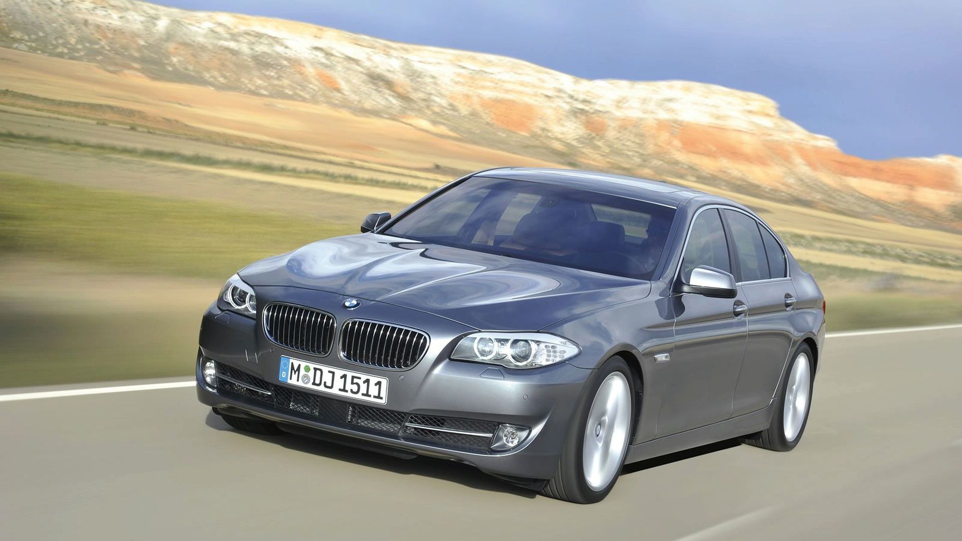 BMW 5 Series F10: Đẳng Cấp Sedan Hạng Sang Định Nghĩa Lại Sự Hoàn Hảo 2 bmw 5 series f10 - Hình 4