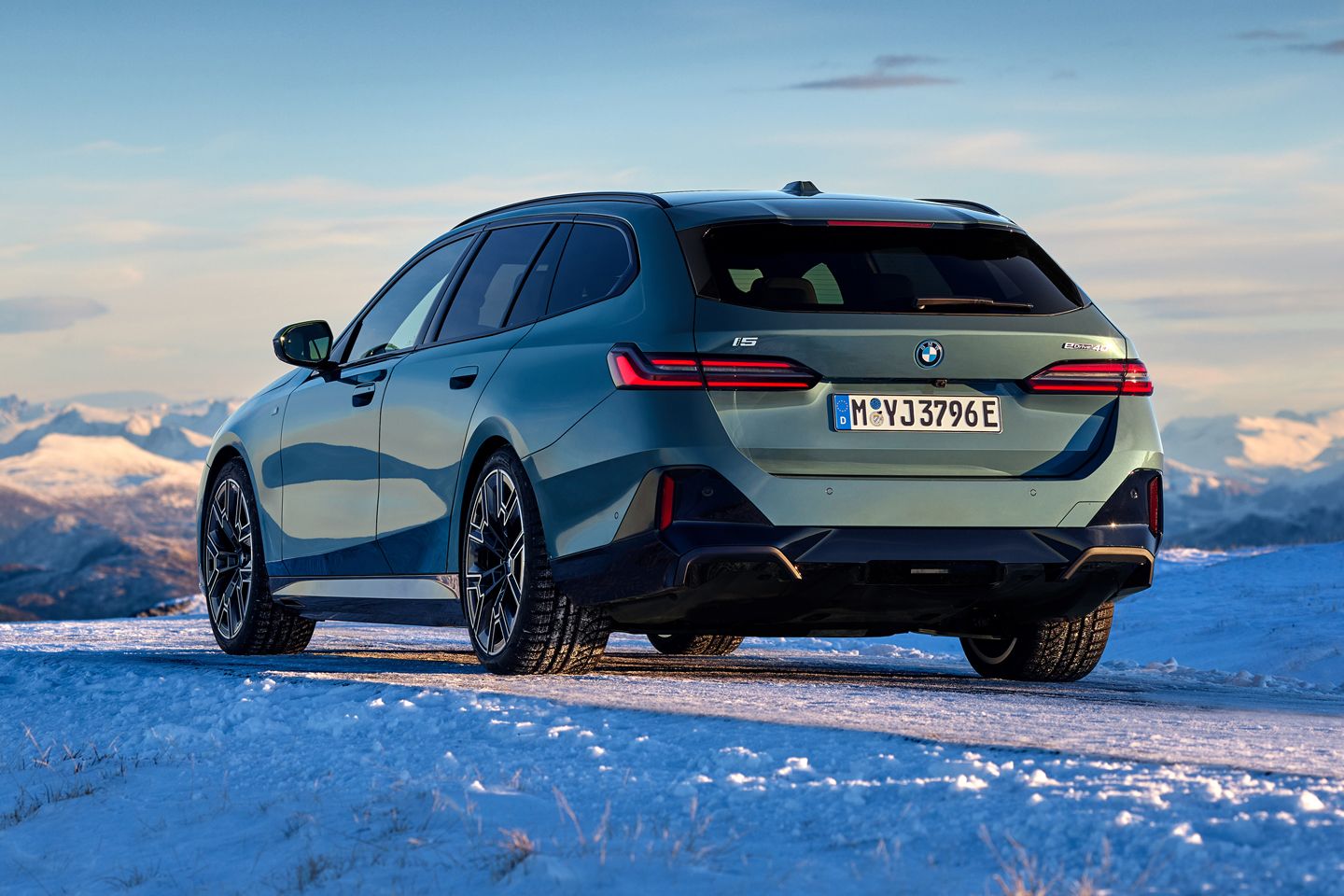 BMW 5 Series Touring: Đẳng Cấp Xe Ga Lái Đình Đám Cho Gia Đình Việt 4 bmw 5 series touring - Hình 1