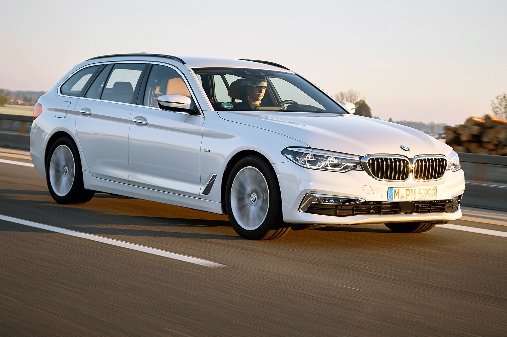 BMW 5 Series Touring: Đẳng Cấp Xe Ga Lái Đình Đám Cho Gia Đình Việt 1 bmw 5 series touring - Hình 4