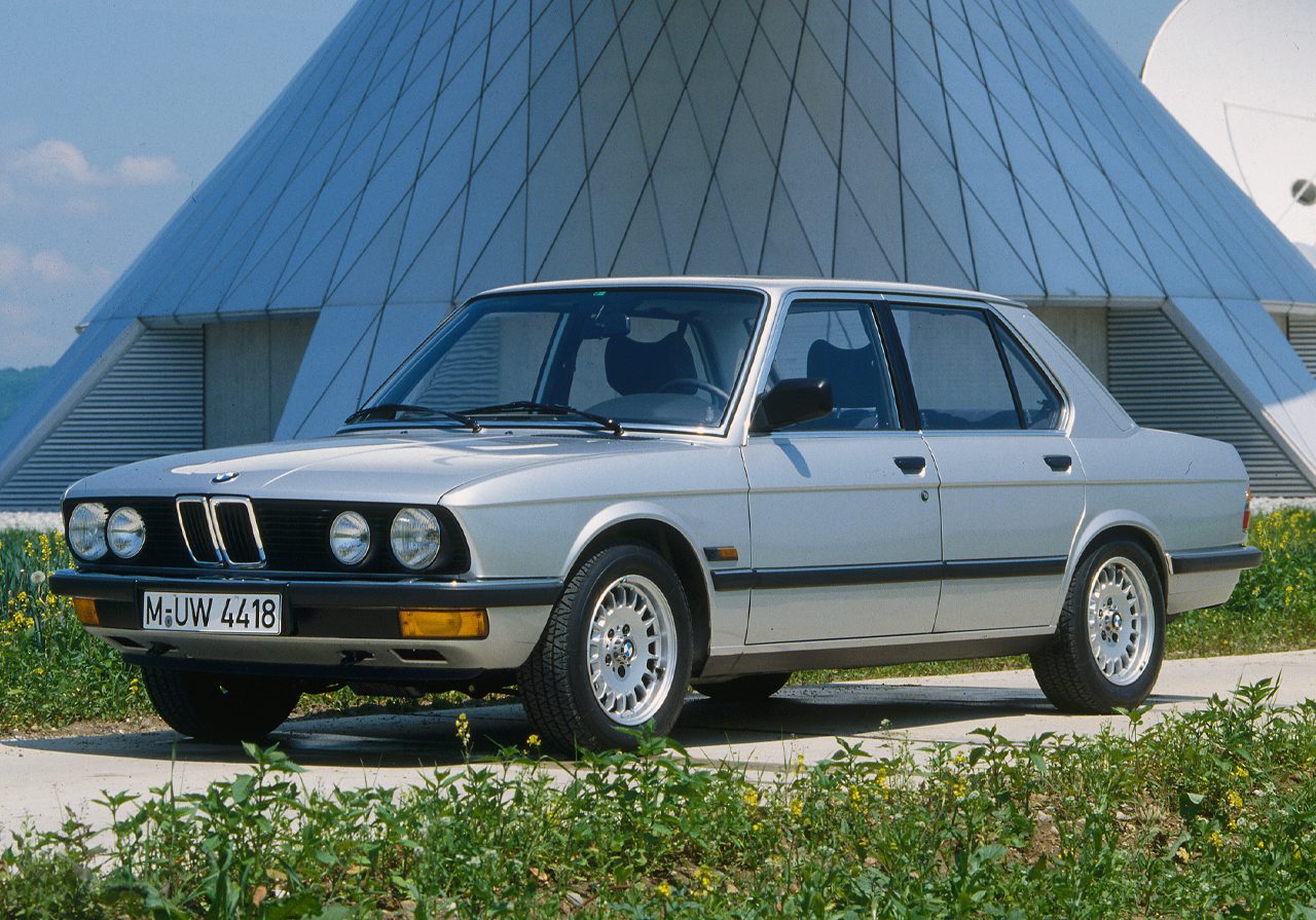 BMW 518: Lựa Chọn Xe Sang Hạng Trung Với Giá Cực Rẻ - Có Đáng Mua? 5 bmw 518 - Hình 1