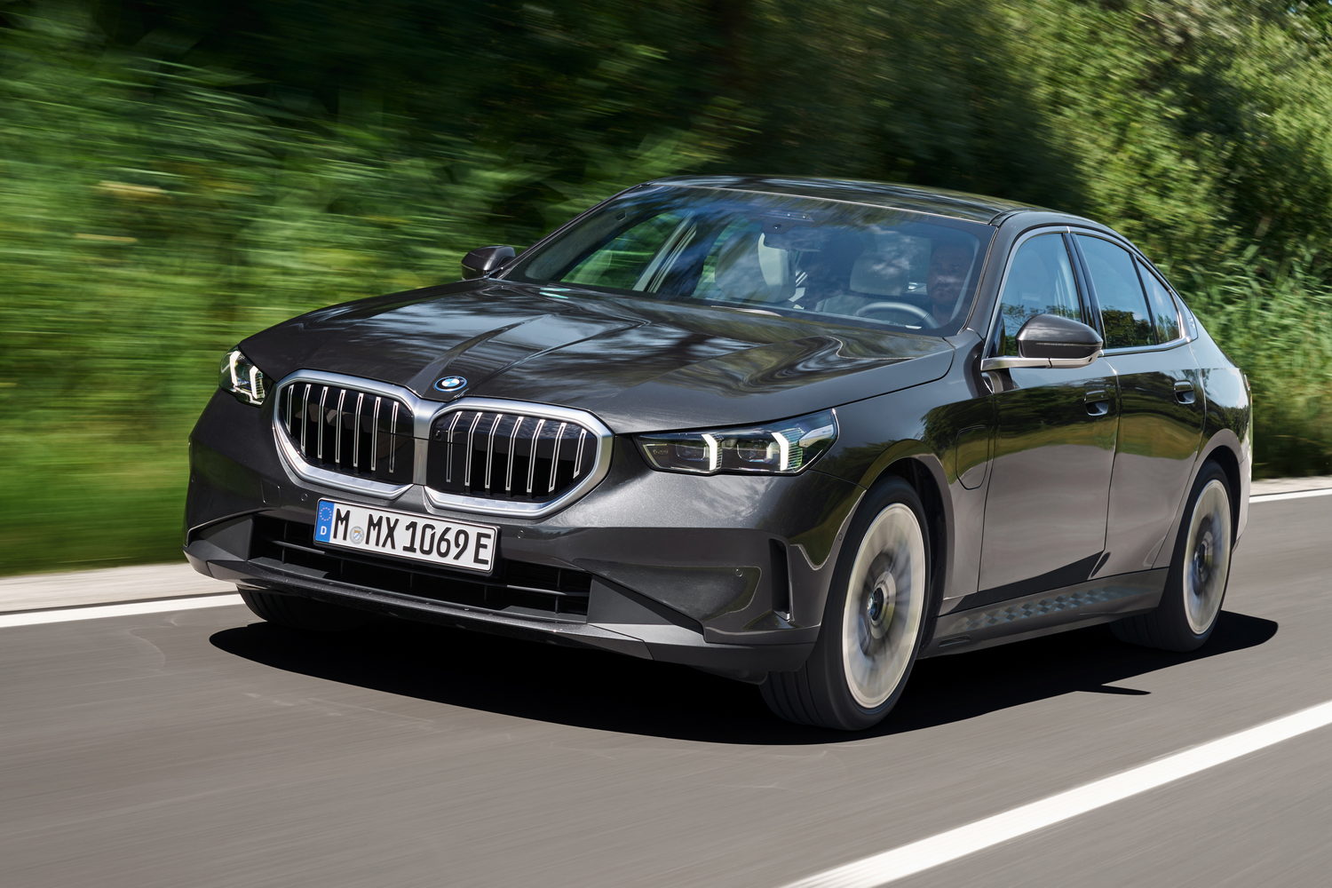 BMW 530e: Đánh giá chi tiết về mẫu sedan plug-in hybrid đáng mua nhất 2025 3 bmw 530e - Hình 2