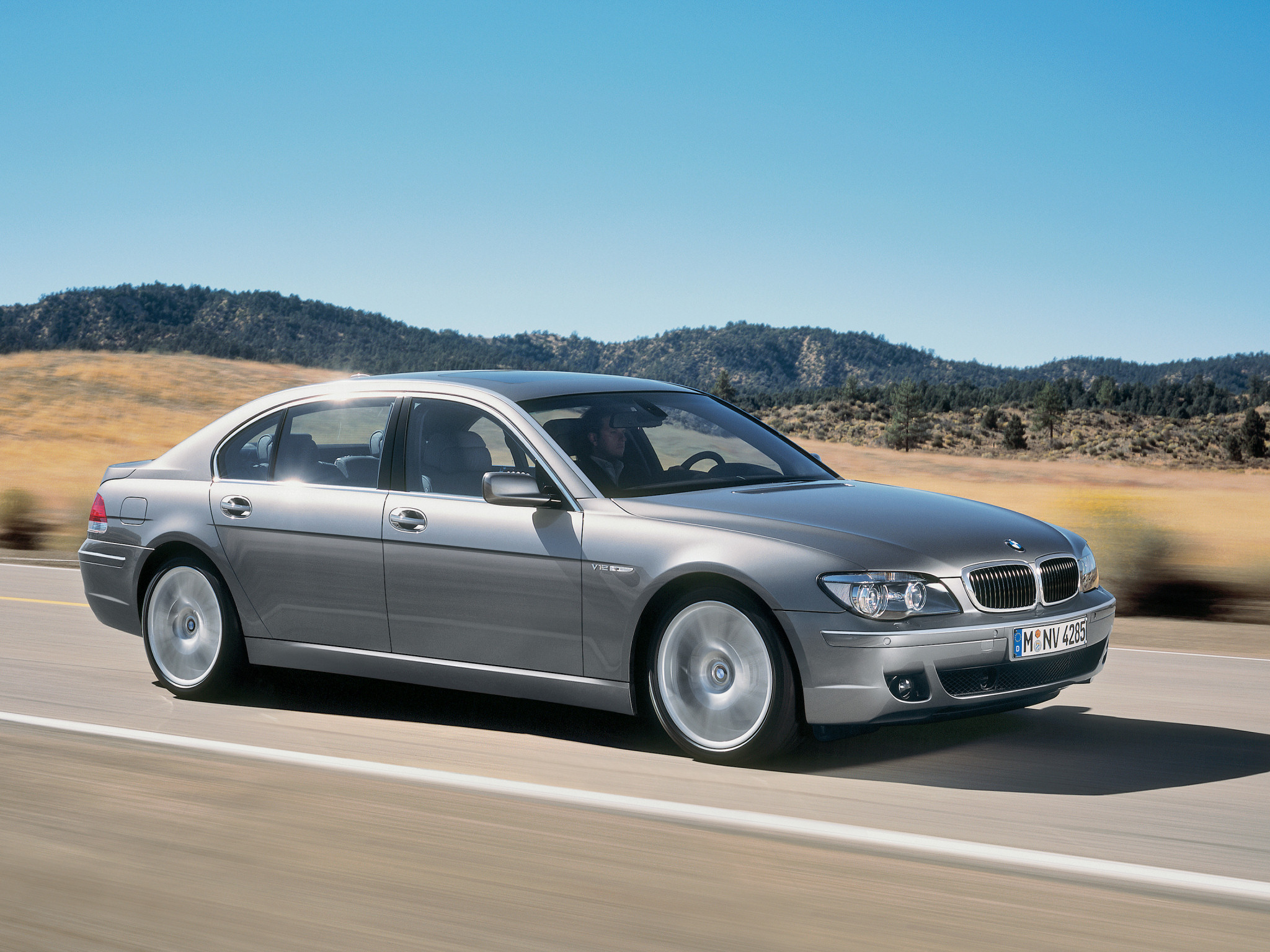 BMW 7 Series E65: Huyền Thoại Xe Hơi Đức Định Nghĩa Lại Sự Sang Trọng 2 bmw 7 series e65 - Hình 3