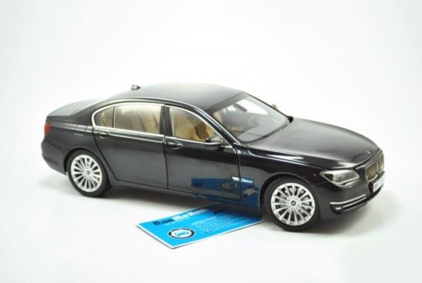 BMW 7 Series Kyosho: Tinh Hoa Thu Nhỏ Của Dòng Xe Sang Đức 4 bmw 7 series kyosho - Hình 2