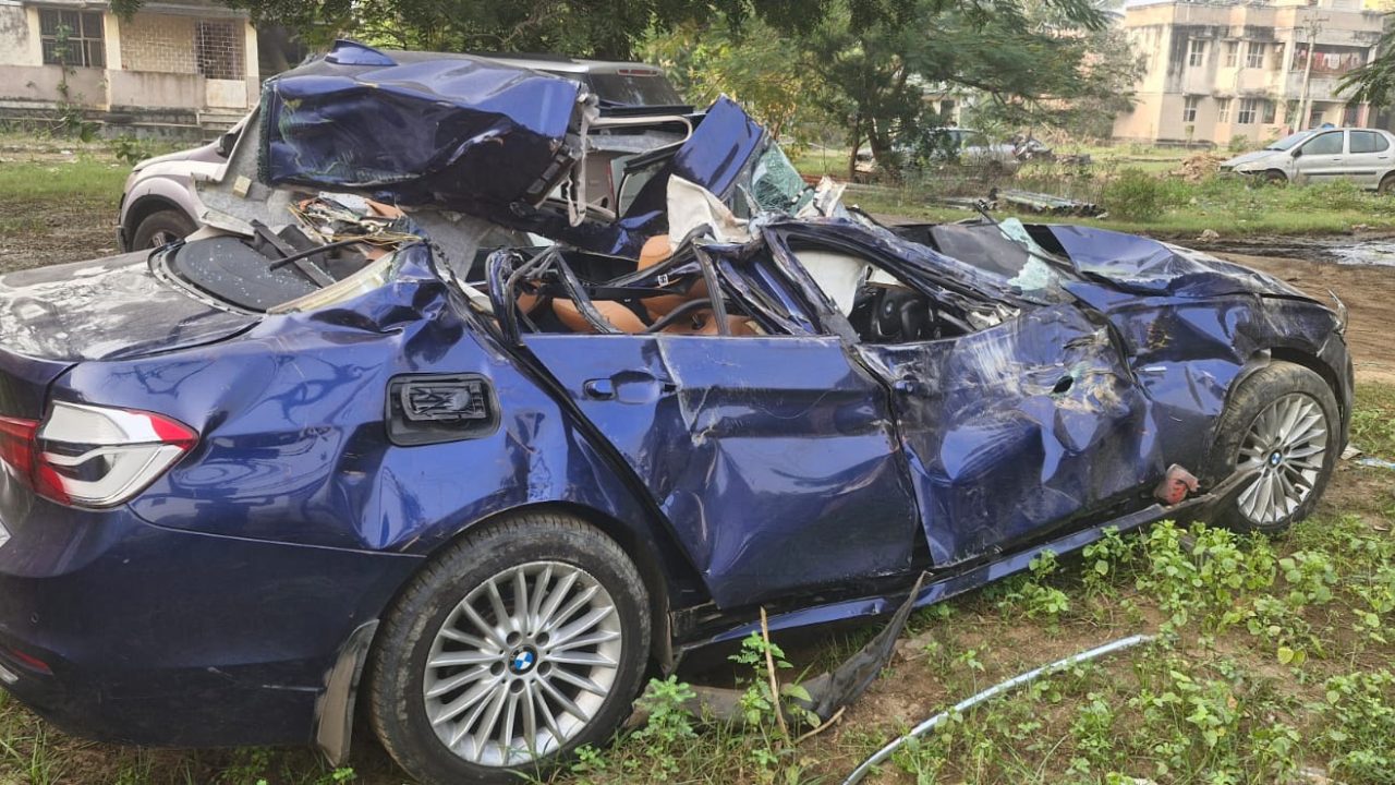 bmw accident - Hình 3